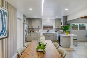 Kylskåp, mikrovågsugn, ugn och spishäll