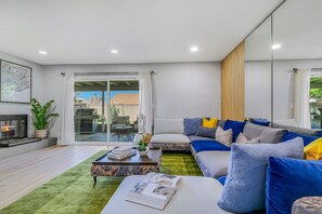 Een televisie, een open haard en videogames