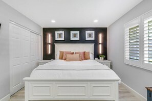 4 sovrum, skrivbord, strykjärn/strykbräda och resesäng