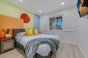 4 slaapkamers, een bureau, een strijkplank/strijkijzer, reisbedje