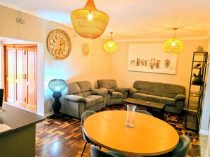 44-inch Smart TV with digital channels, Netflix, streaming services - Tau Golden Mane  (Johannesburg)