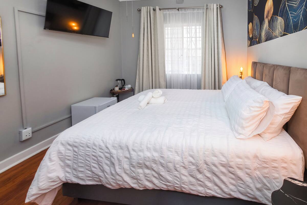 Luxury Double Room | Blackout drapes, iron/ironing board, free WiFi