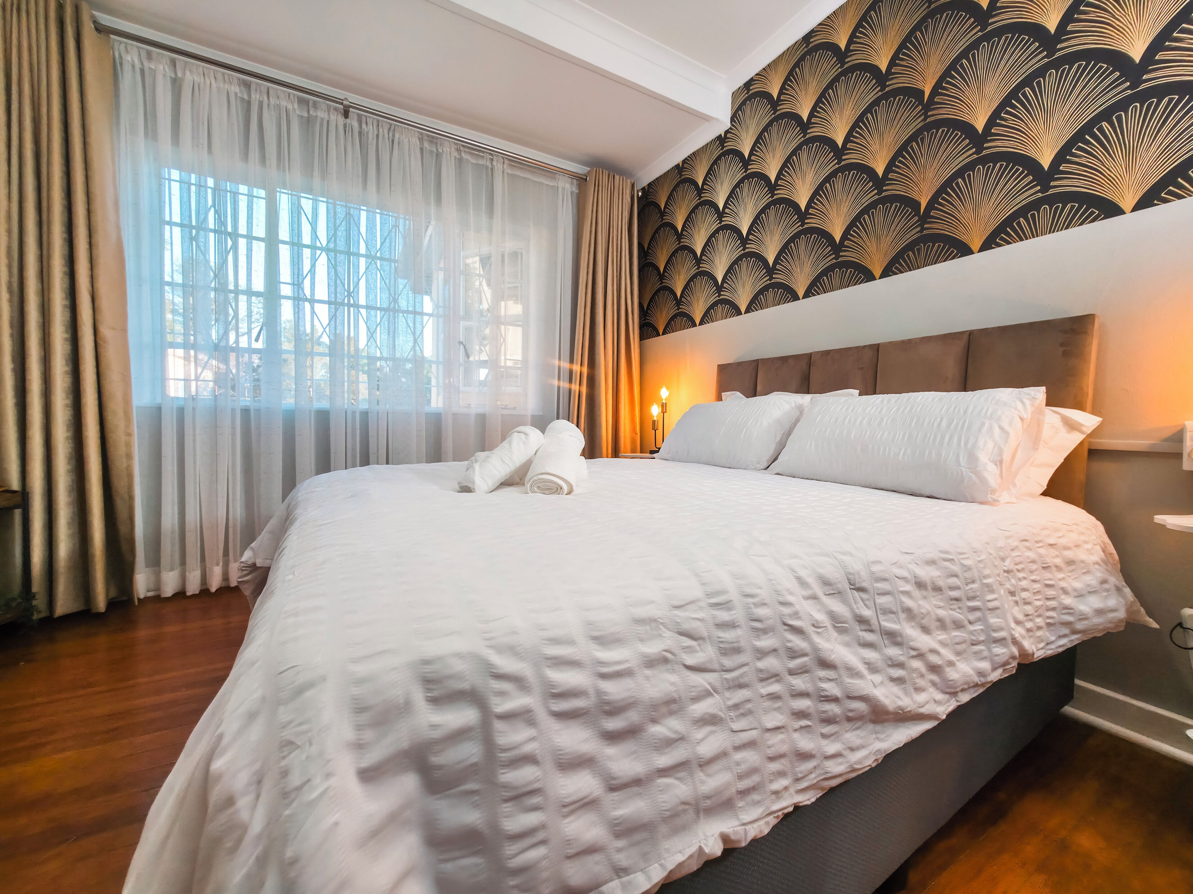 Habitación doble de lujo, vista al jardín | Baño | Regadera, toallas, papel de baño 