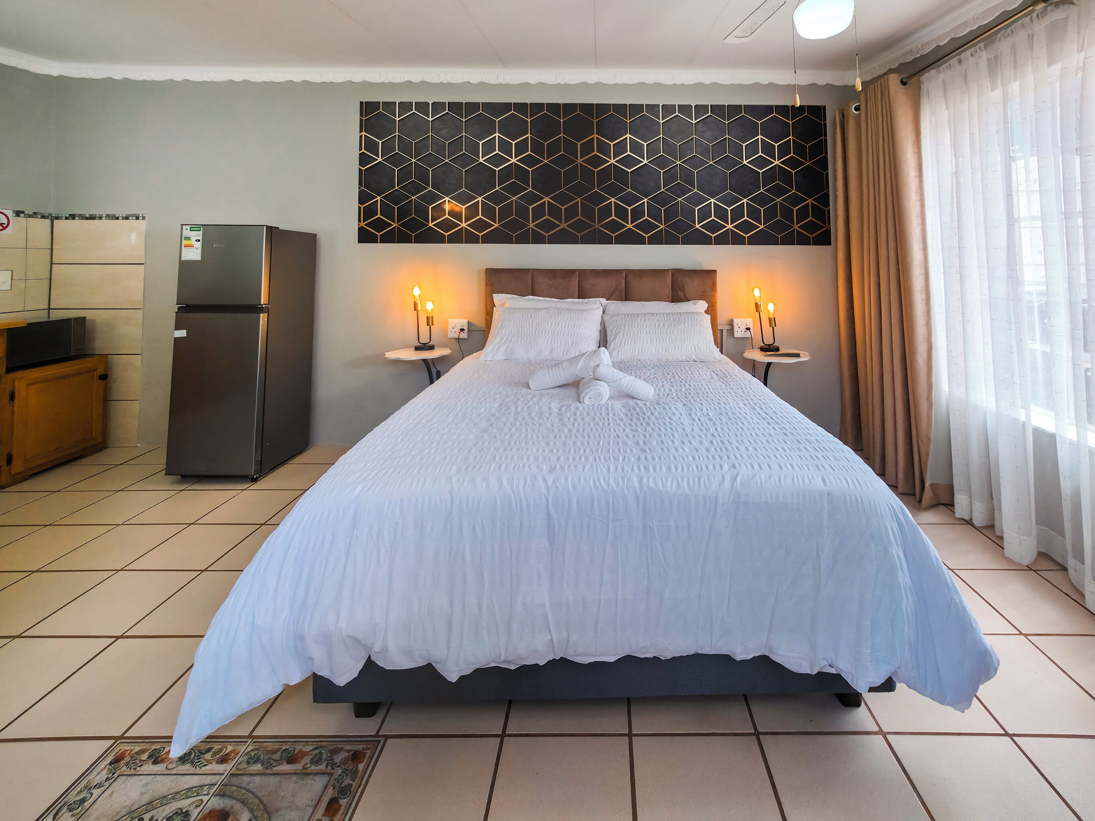 Suite estudio superior, vista al jardín | Cortinas blackout, tabla de planchar con plancha y wifi gratis 