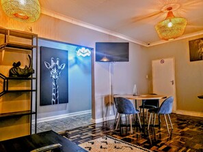 44-inch Smart TV with digital channels, Netflix, streaming services - Tau Golden Mane  (Johannesburg)