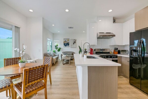 Jääkaappi, mikroaaltouuni, uuni, liesi