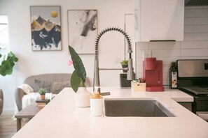 Jääkaappi, mikroaaltouuni, uuni, liesi