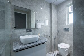 Studio Superior, balkon, pemandangan kota | Kamar mandi | Shower, pancuran hujan, perlengkapan mandi gratis, dan pengering rambut