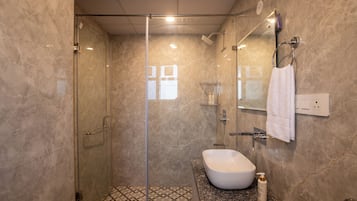 Estudio superior, balcón, vistas a la ciudad | Baño | Ducha y cabezal de ducha tipo lluvia