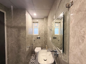 Studio Supérieur, balcon, vue ville | Salle de bain | Articles de toilette gratuits, sèche-cheveux, serviettes fournies, savon