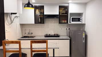 Superior Studio, Balcony, City View | Private kitchen | Fridge, microwave, oven, stovetop