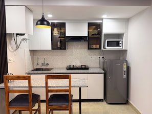 Studio Supérieur, balcon, vue ville | Cuisine privée | Réfrigérateur, micro-ondes, four, plaque de cuisson
