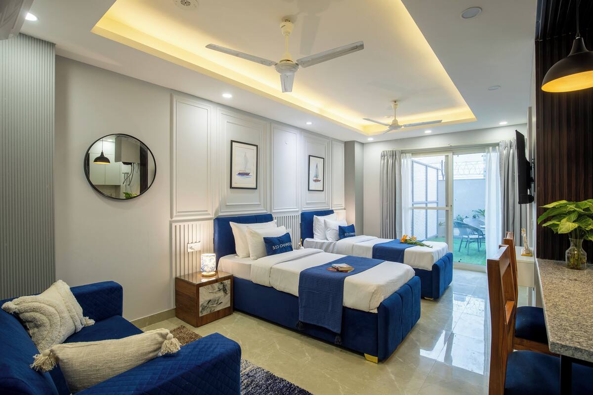 Tabla de planchar con plancha, wifi gratis y ropa de cama