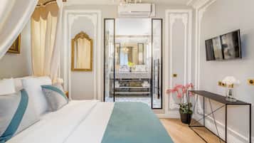 Apartamento, vistas a la ciudad | Ropa de cama hipoalergénica y colchones con acolchado adicional
