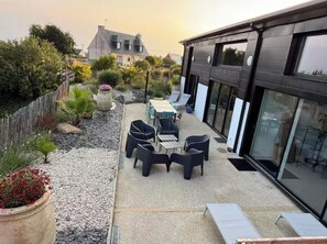 Outdoor dining - The spacious Tomé loft 10 minutes' walk from the beaches of Trélévern (trelevern)