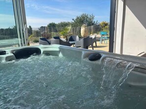 Outdoor spa tub - The spacious Tomé loft 10 minutes' walk from the beaches of Trélévern (trelevern)
