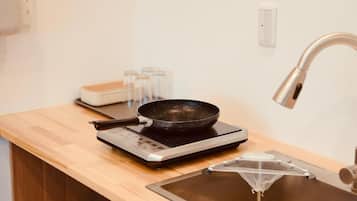 Classic Twin Room, 2 Queen Beds, Non Smoking, Kitchen | Private kitchen | Fridge, microwave, stovetop, highchair