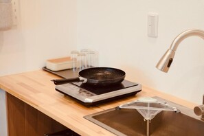 Classic Twin Room, 2 Queen Beds, Non Smoking, Kitchen | Private kitchen | Fridge, microwave, stovetop, highchair - YUKIYAMA HOTEL (Osaka)