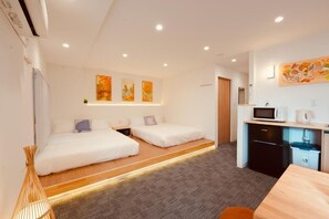 43-inch TV with digital channels, Netflix, Hulu - YUKIYAMA HOTEL (Osaka)