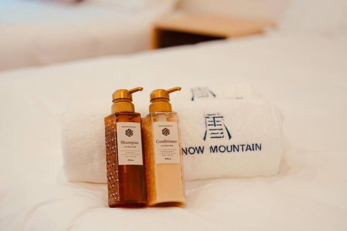 Een aparte badkuip en douche, gratis toiletartikelen, een haardroger