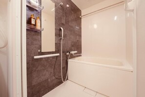 Separate tub and shower, free toiletries, hair dryer, slippers - YUKIYAMA HOTEL (Osaka)