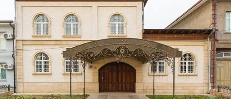 Vista frontal de la propiedad