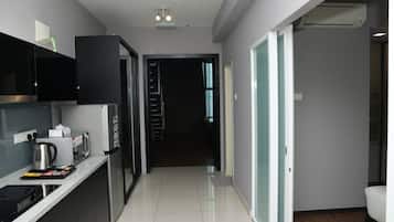 Refrigerador, microondas, placa de cocina, lavavajillas