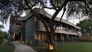 المنشأة من الخارج