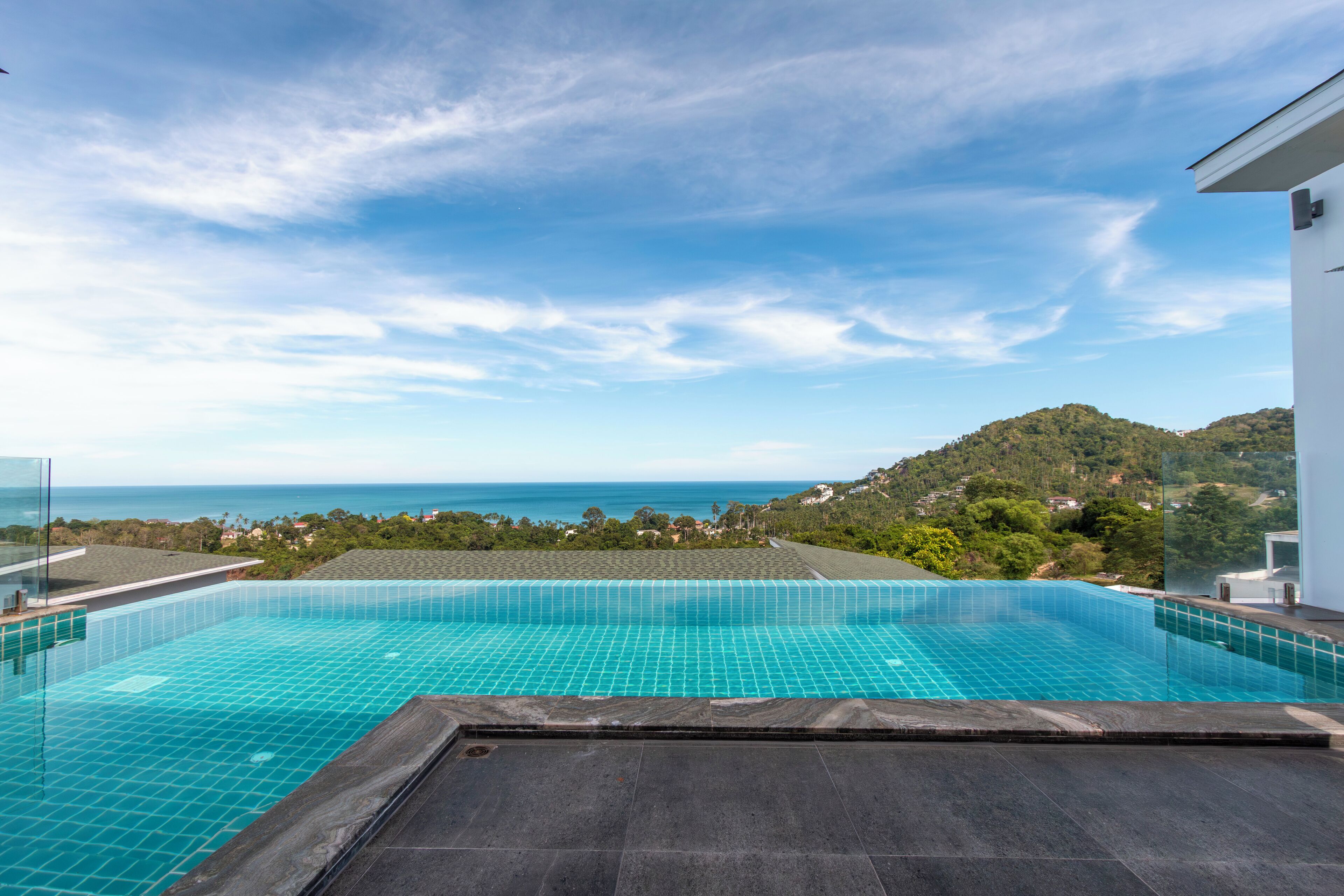 สระว่ายน้ำกลางแจ้ง