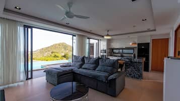 Villa, balcón, vista a la bahía | Área de sala de estar