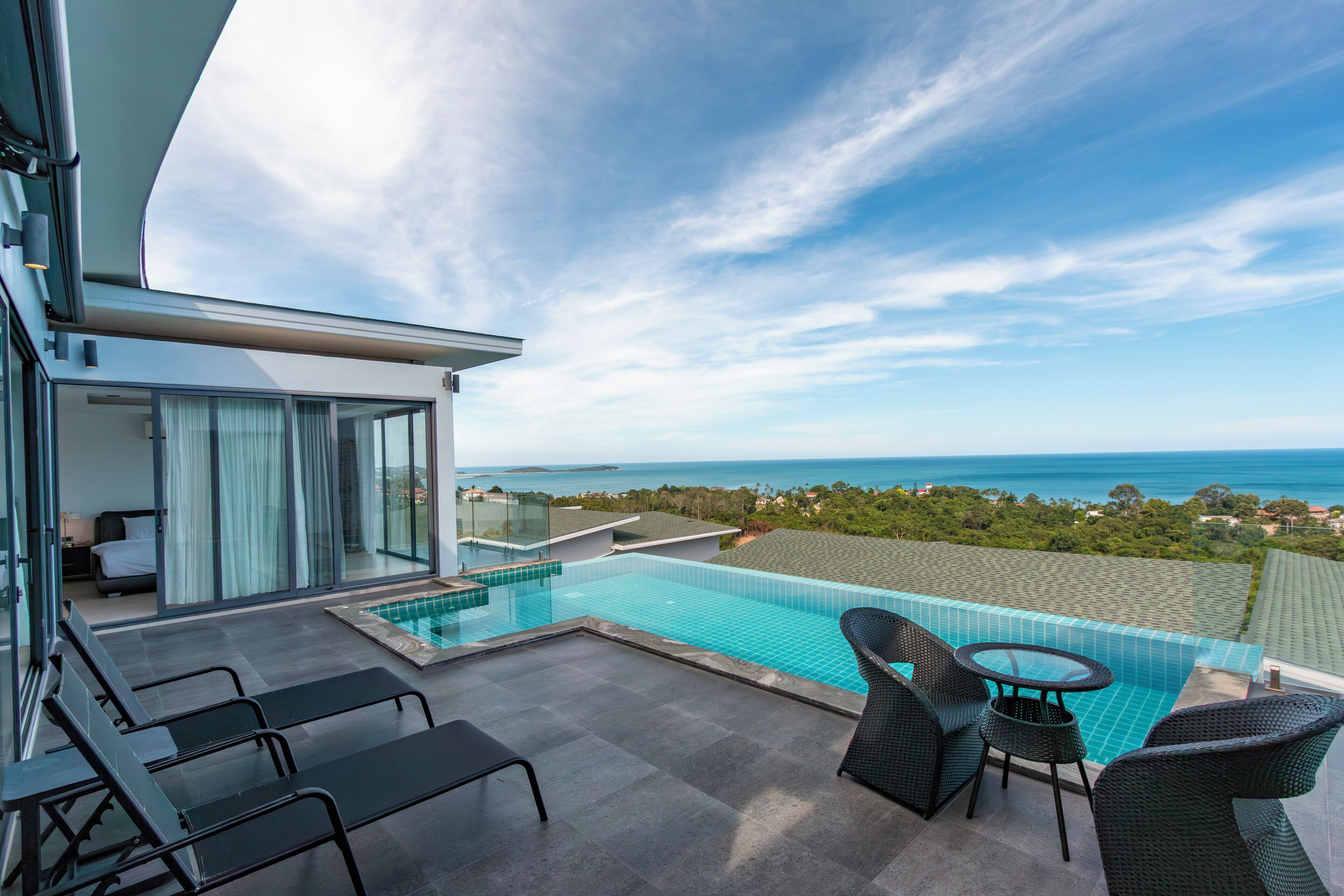 สระว่ายน้ำกลางแจ้ง