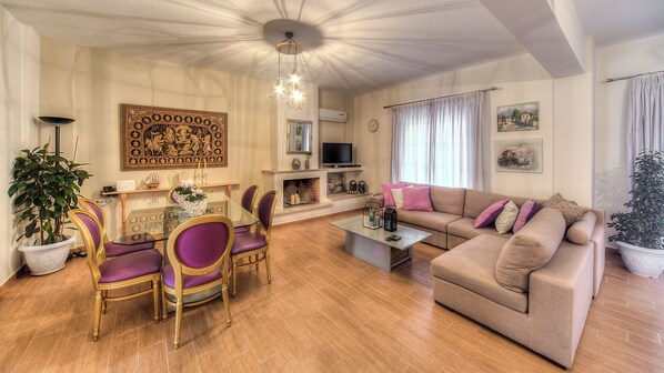 Villa – elite, balkong | Oppholdsområde | Flatskjerm-TV og DVD-spiller