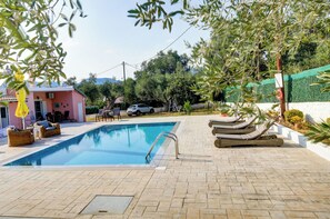 Una piscina al aire libre de temporada