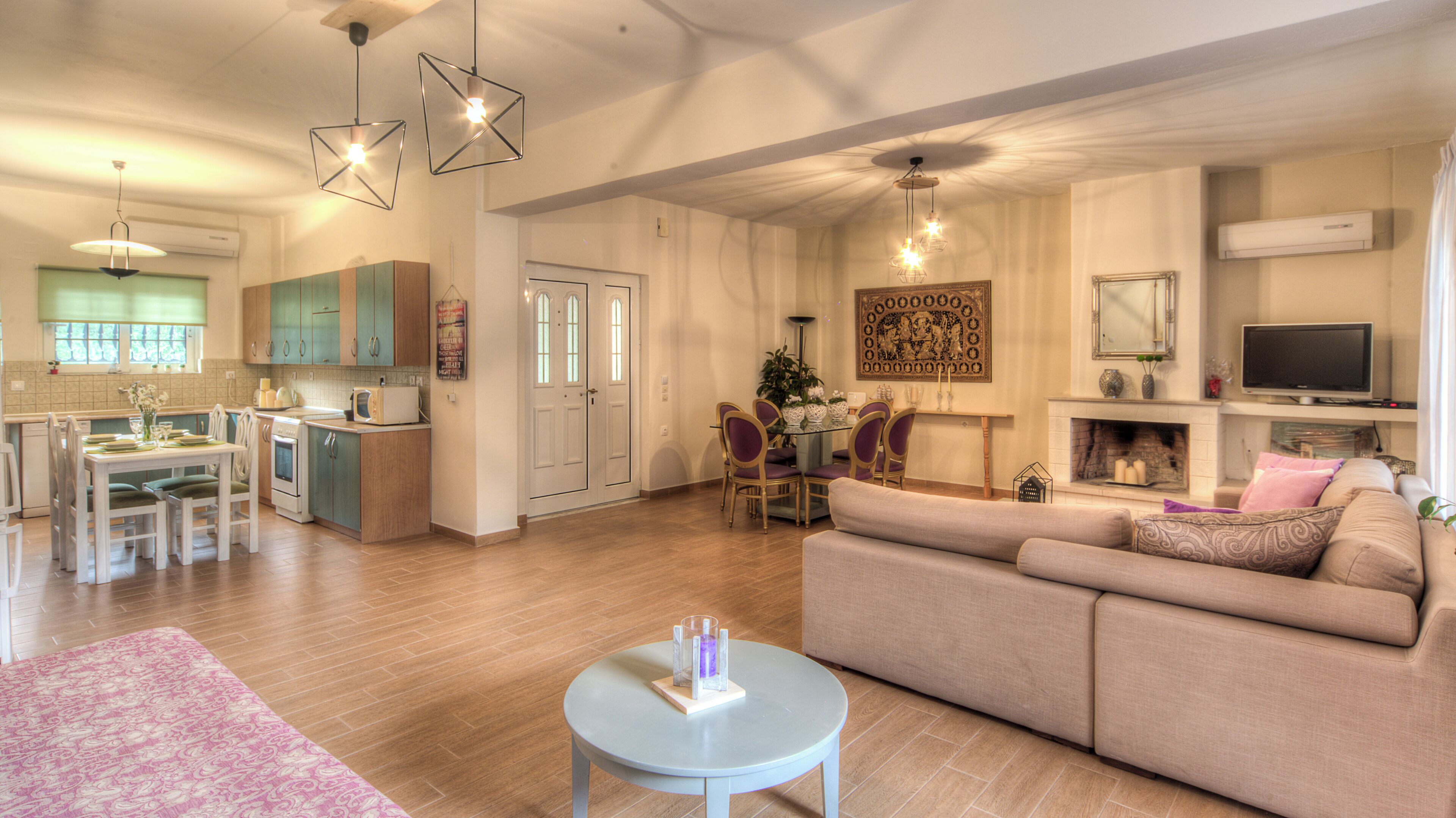 Villa Elite - balkong | Vardagsrum | Platt-tv och dvd-spelare