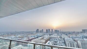 Cofres nos quartos, escrivaninha, ferros/tábuas de passar roupa