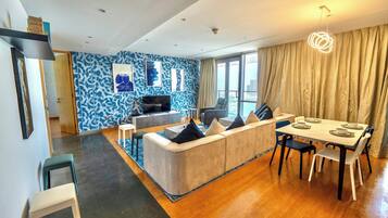 Apartamento Deluxe, balcón, vistas a la ciudad | Zona de estar | Televisión de pantalla plana de 43 pulgadas con canales por cable