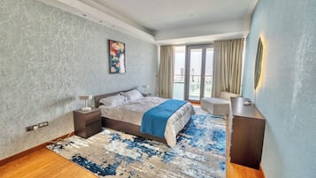 Apartamento Deluxe, balcón, vistas a la ciudad | Caja fuerte, escritorio, tabla de planchar con plancha y wifi gratis