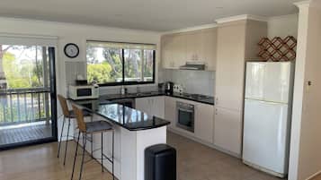 Microondas, horno, placa de cocina y lavavajillas