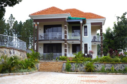 5 minutes from the Chimpazee trekking site |Spacious guest house