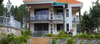 5 minutes from the Chimpazee trekking site |Spacious guest house