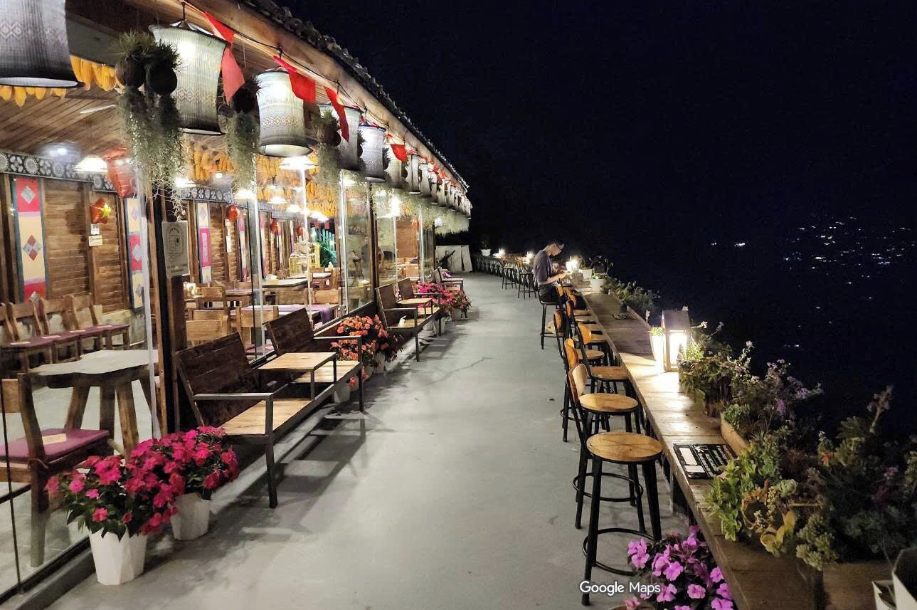 Frokost med lokale retter er inkludert hver dag