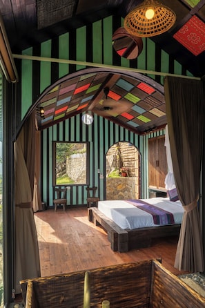 Suite Deluxe, vista a la montaña | Caja de seguridad en la habitación y cortinas blackout