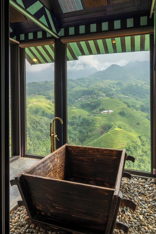 Slippers, soap, shampoo, toilet paper - Sapana Mountain Retreat (Sa Pa)