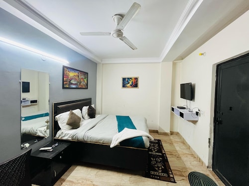 Roomshala Hotel South Embassy