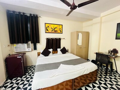 Roomshala Hotel South Embassy