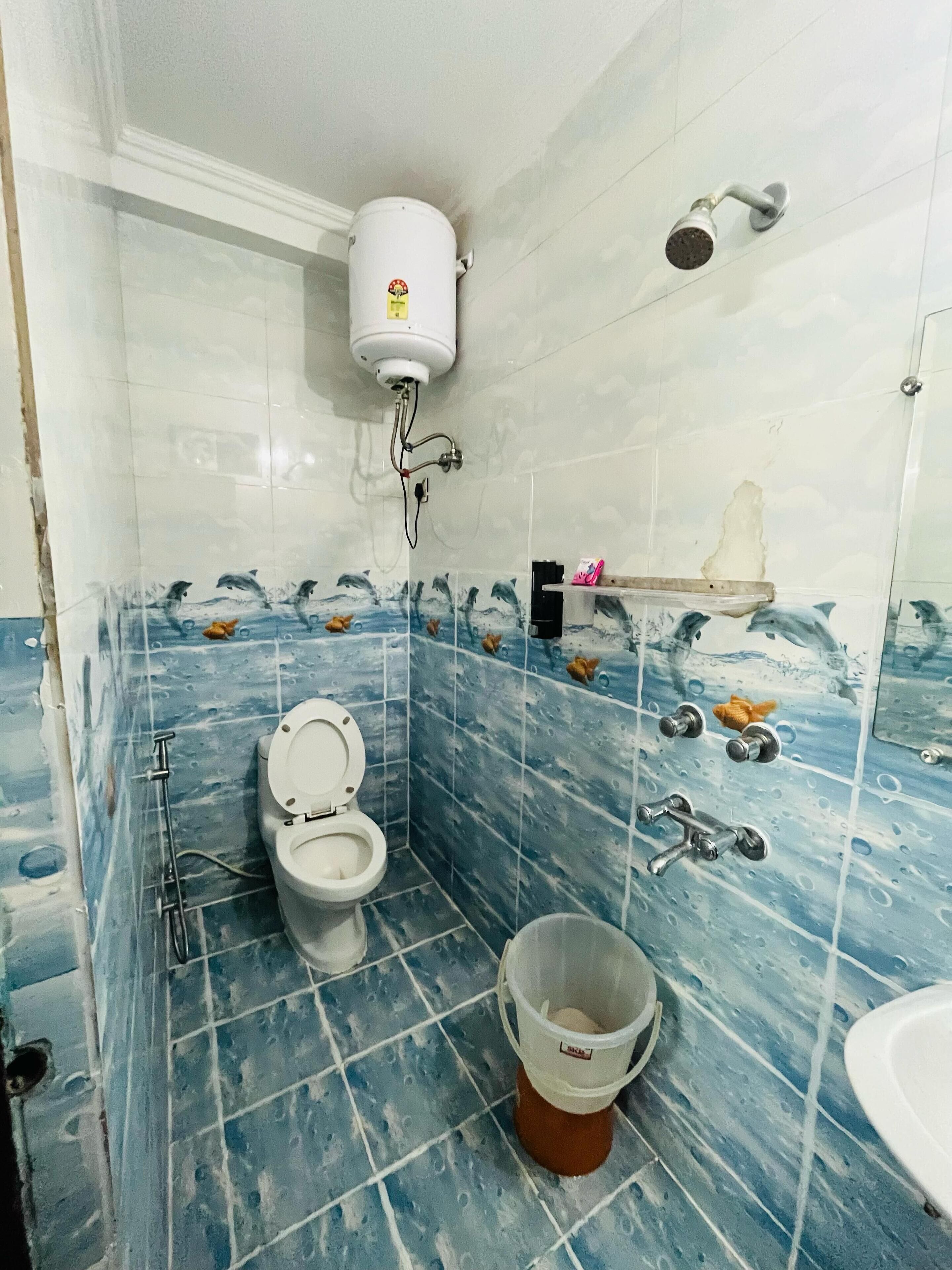 Doppia Deluxe, vista città | Bagno | Asciugamani, sapone, shampoo, carta igienica