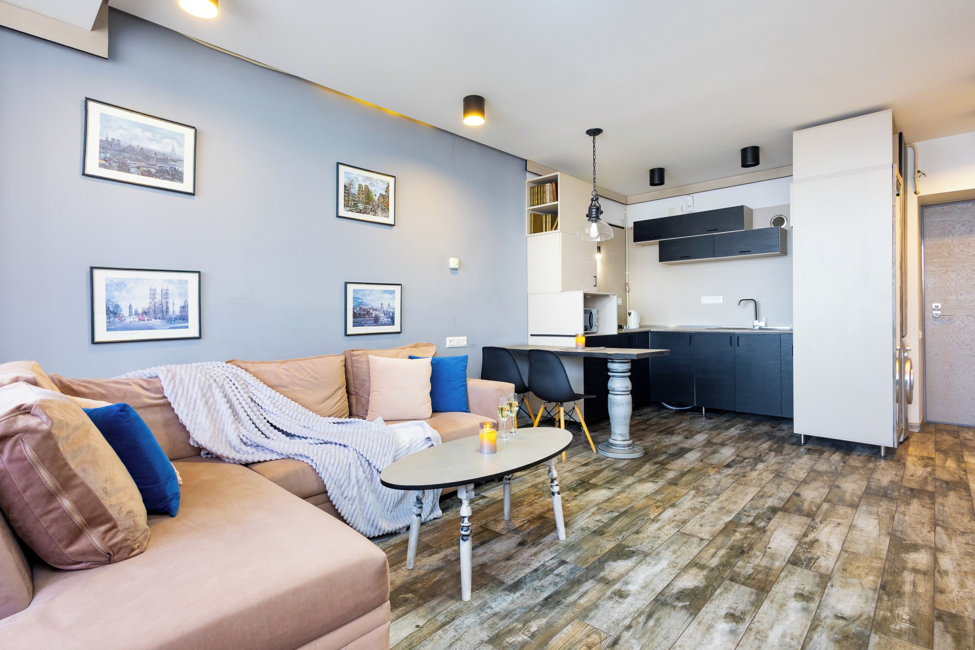 Leilighet – comfort | Oppholdsområde | En 50-tommers Flatskjerm-TV med kabel-kanaler