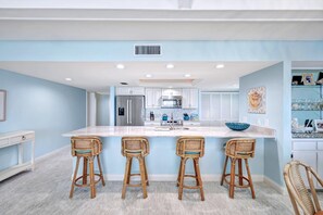 Kjøleskap, ovn, kokeplater og oppvaskmaskin