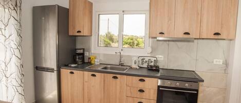 Køleskab, mikrobølgeovn, ovn, kogeplade