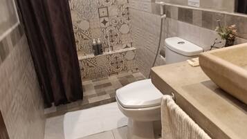 Douche, sèche-cheveux, serviettes fournies